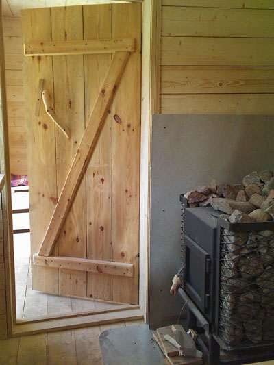 Koka durvis sīkmājas pirts telpai