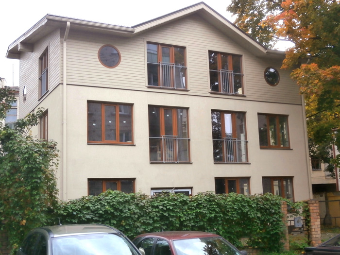 Mājas projekts - dzīvojamā māja ar trim dzīvokļiem, uzbūvētās ēkas bildes