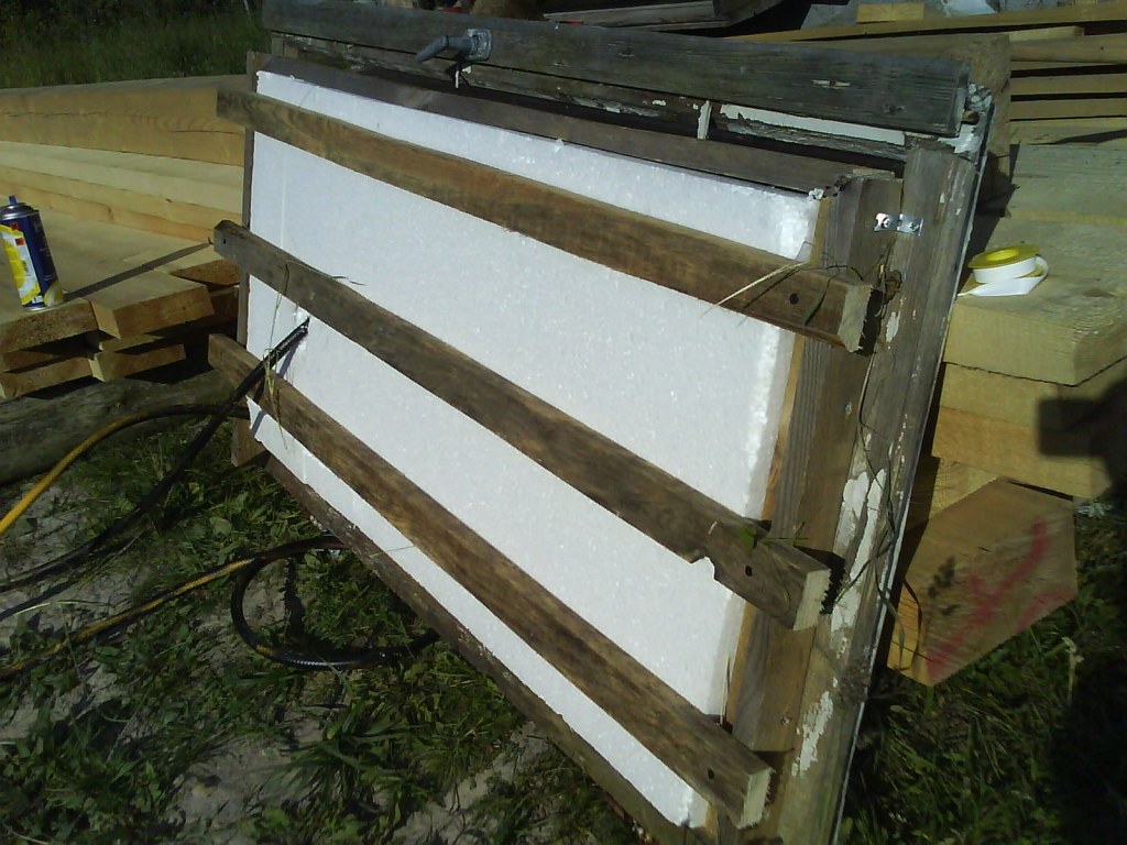 Paštaisīta saules kolektora aizmugure