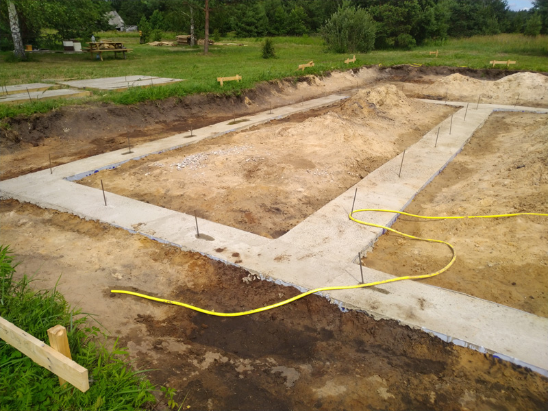 Dzīvojamās mājas projekta būvniecības procesa bildes - pamatu pēda