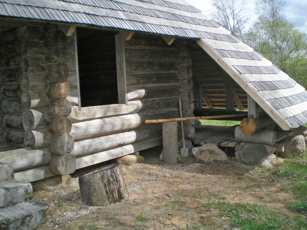Lietus gubenis guļbaļķu konstrukcijā