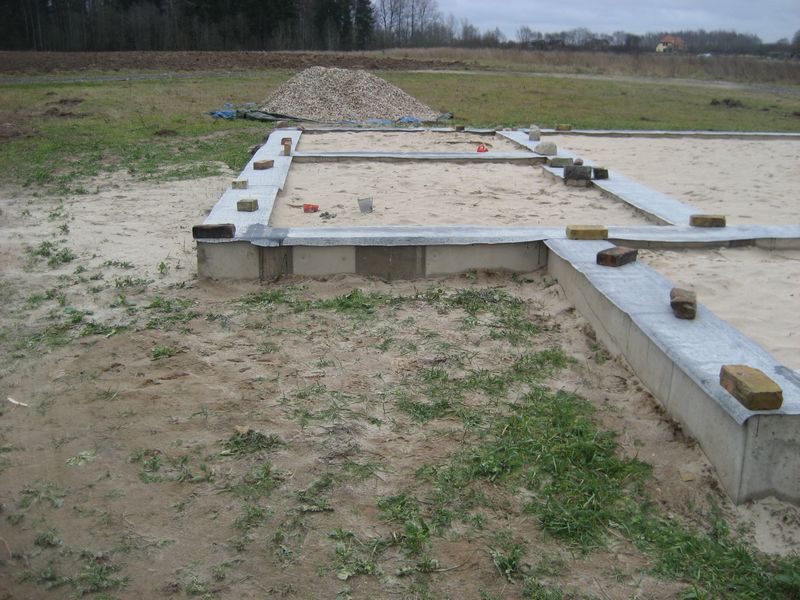 Pamatu būvēšana izmantojot zemes veidni - hidroizolācijas uzklāšana