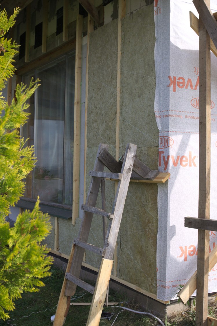 Mājas projekts "Ansis", projekta realizācijas process - fasāžu apdare, siltināšana pašu spēkiem