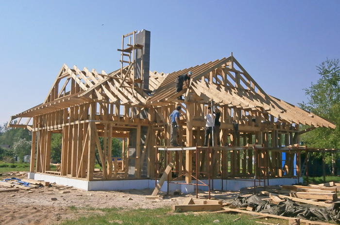 Koka statņu, koka karkasa mājas projekts, būvniecības procesa bildes