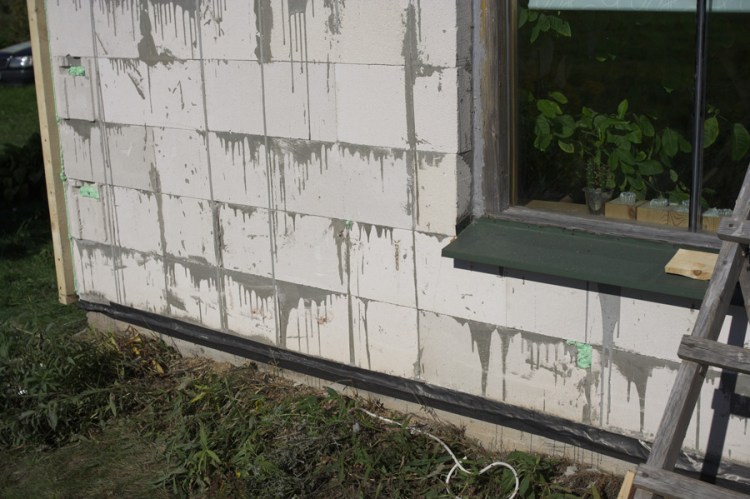 Mājas projekts "Ansis", projekta realizācijas process - fasāžu apdare, siltināšana pašu spēkiem