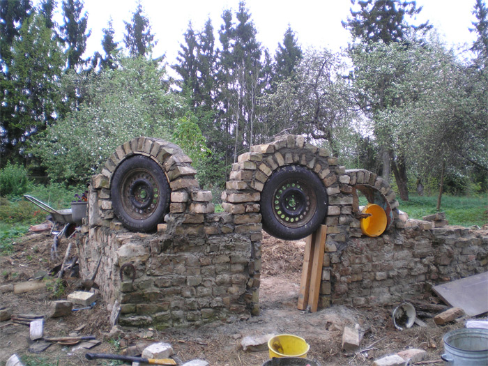 Ķieģeļu arku mūrēšanai par veidņiem izmantotas automašīnu riepas