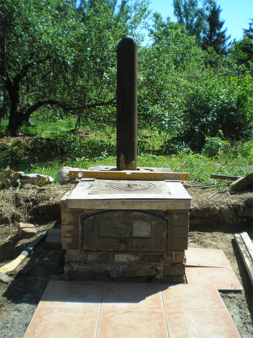 Rožu dārzs ar ķieģeļu arkām