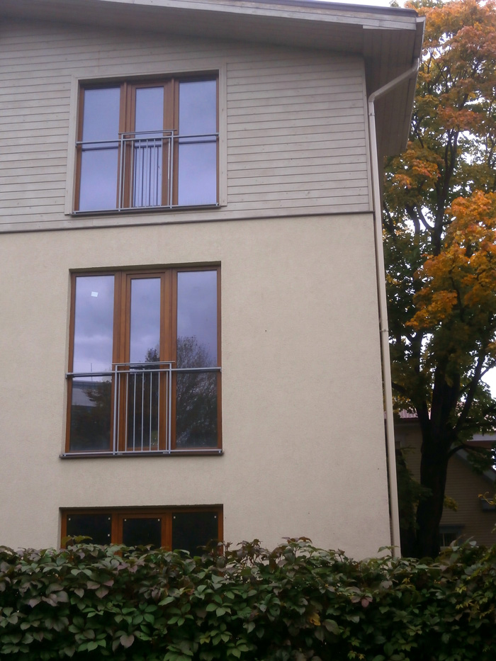 Mājas projekts - dzīvojamā māja ar trim dzīvokļiem, uzbūvētās ēkas bildes