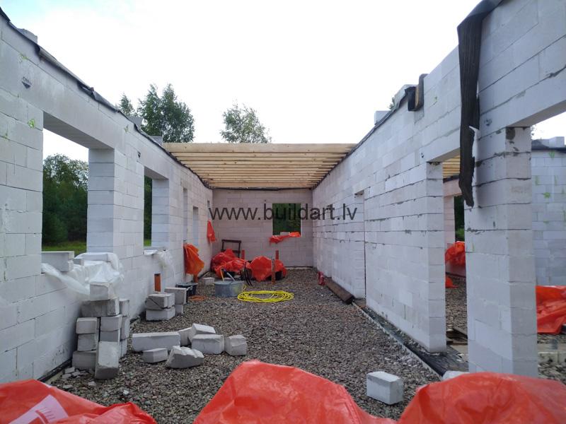 Gāzbetona sienu pašrocīga būvēšanaDzīvojamās mājas būvēšana pašu spēkiem - pamazām top pārsegums