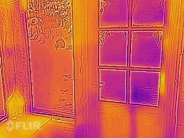 Pašrocīgi siltinātā māja - termofotogrāfijas