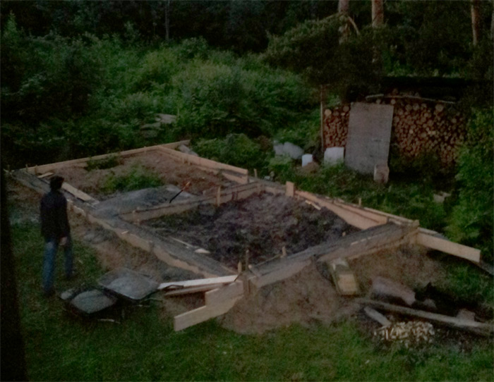 Ekonomiskas un lētas saimniecības ēkas būvniecība, pamatu liešana