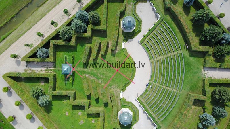 Uguns āderu krustpunkts skatuves centrā