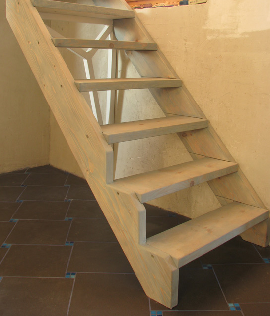 pašbūvētas vienkāršas kāpnes, darbu process