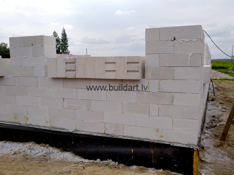 Gāzbetona sienu pašrocīga būvēšanaDzīvojamās mājas būvēšana pašu spēkiem - logu ailas mūra sienās