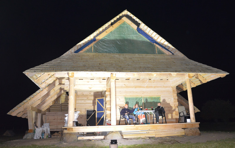 Atpūtas mājas projekts, būvniecības procesa bilde naktī