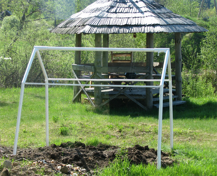 Paštaisīta pašbūvēta maza siltumnīca no metāla caurulēm