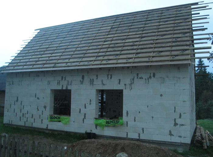 Ģimene pašrocīgi būvē sev mājiņu, būvniecības procesa bildes, latojums - jumts