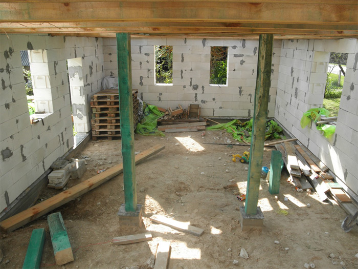 Ģimene pašrocīgi būvē sev māju, būvniecības procesa bildes