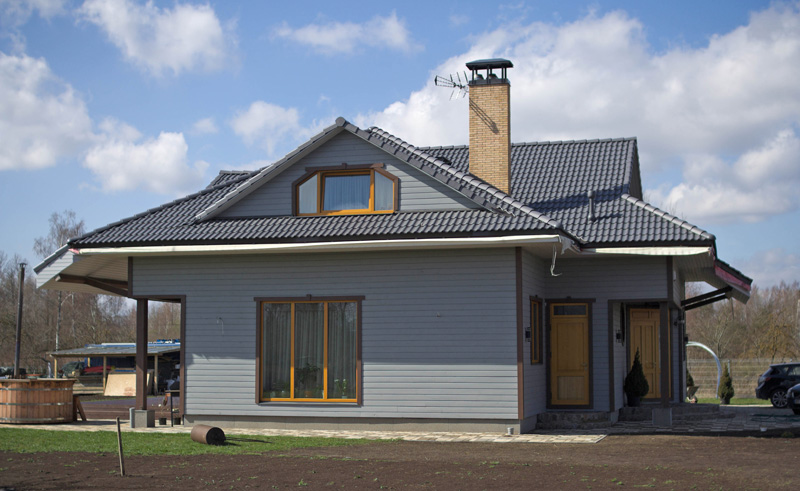 Dzīvojamās mājas projekts "Mārtiņš", uzbūvētās mājas fasāžu bildes