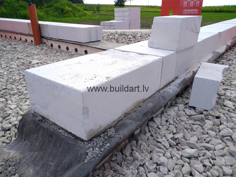 Dzīvojamās mājas būvēšana pašu spēkiem - gāzbetona bloku sienas pirmā rinda