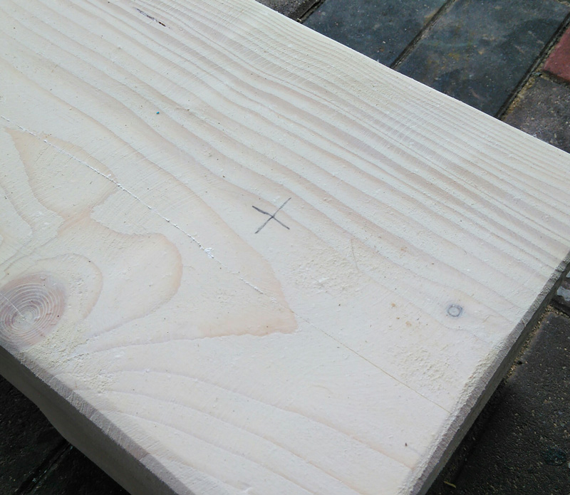 Pašrocīgi izgatavota gulta