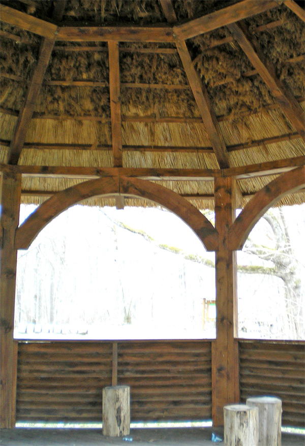 Koka arkas paraugs - iekalti diagonālie statņi ar izliekumu