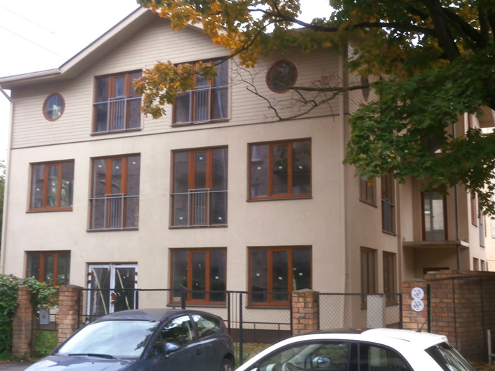 Mājas projekts - dzīvojamā māja ar trim dzīvokļiem, uzbūvētās ēkas bildes