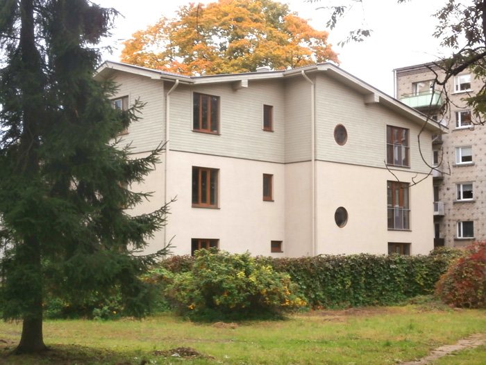 Mājas projekts - dzīvojamā māja ar trim dzīvokļiem, uzbūvētās ēkas bildes