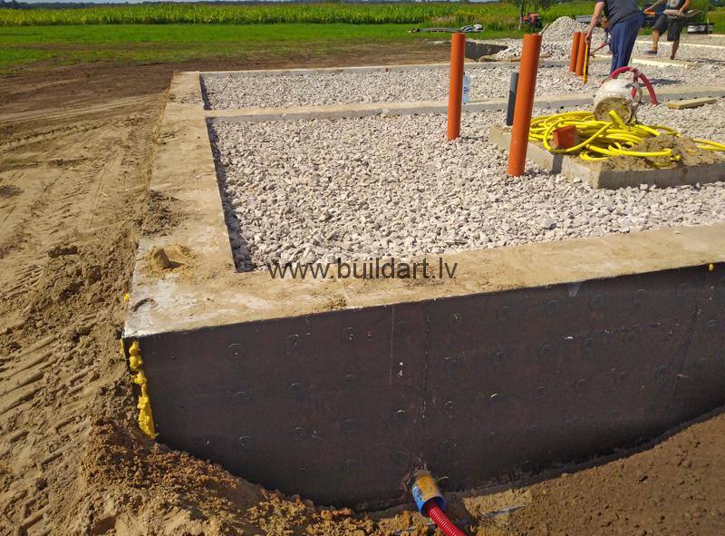 Pašrocīga būvniecība - pamatu betons jau ieliets