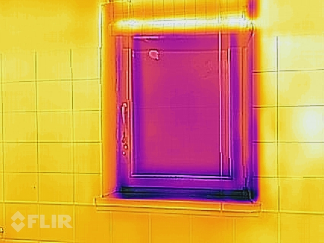 Šī paša "tipveida" loga kopskats. Loga ailas izbūvētas siltinot to malas ar 1-2cm biezu putu slāni, virsū - apmetums uz sieta. Ailu malās aukstumu tiltiņu nav.