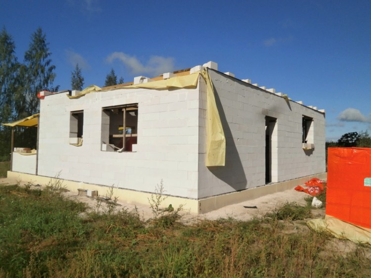 Pirms gada, atvērtajās durvīs izstrādājām pirmo projekta skici, šogad, 5 septembrī ēkai jau ir pārsegums