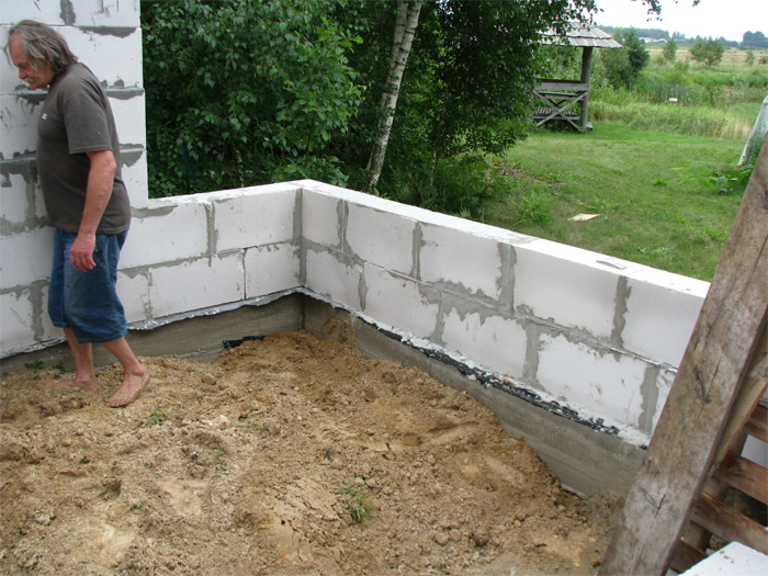 Saimniecības ēkas ekonomiska būvniecība, iekšējā perimetra piebēršana tālākai grīdas betonēšanai nepieciešamajā līmenī