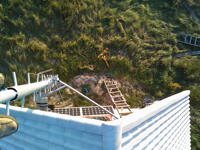 Vēja ģeneratora masta celšanas process