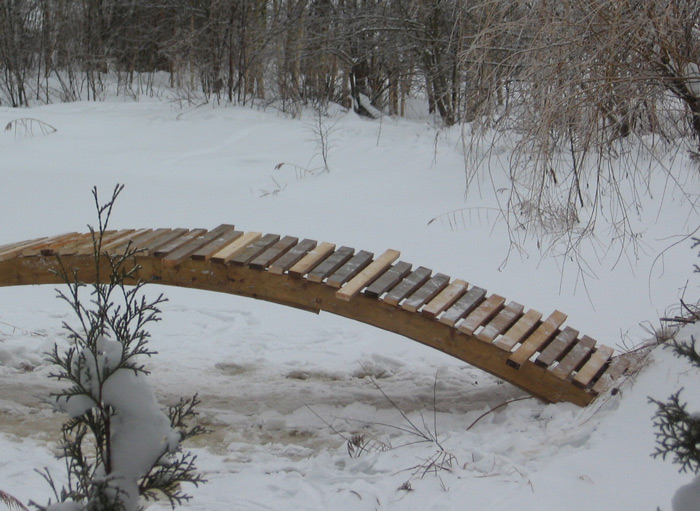 Pašrocīgi būvēts koka tilts