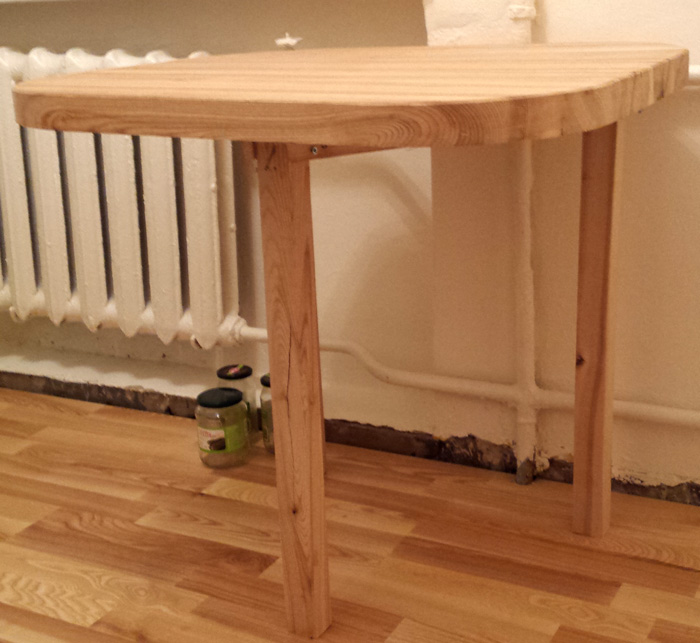 Paštaisīts oša koka galds - vai galds var stāvēt uz 2 kājām?