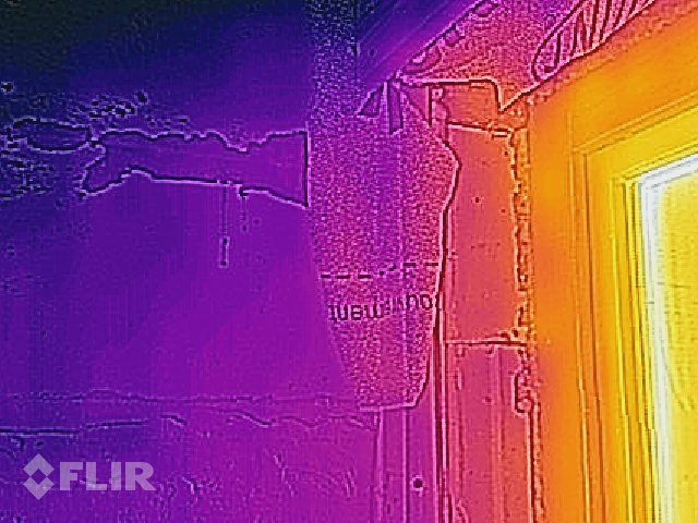 Pašrocīgi siltinātā māja - termofotogrāfijas