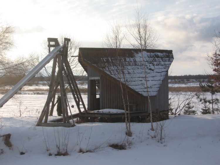 Radošā darbnīca aiz slidkaliņa dīķa krastā