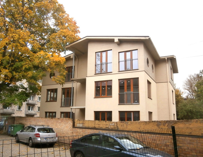 Mājas projekts - dzīvojamā māja ar trim dzīvokļiem, uzbūvētās ēkas bildes