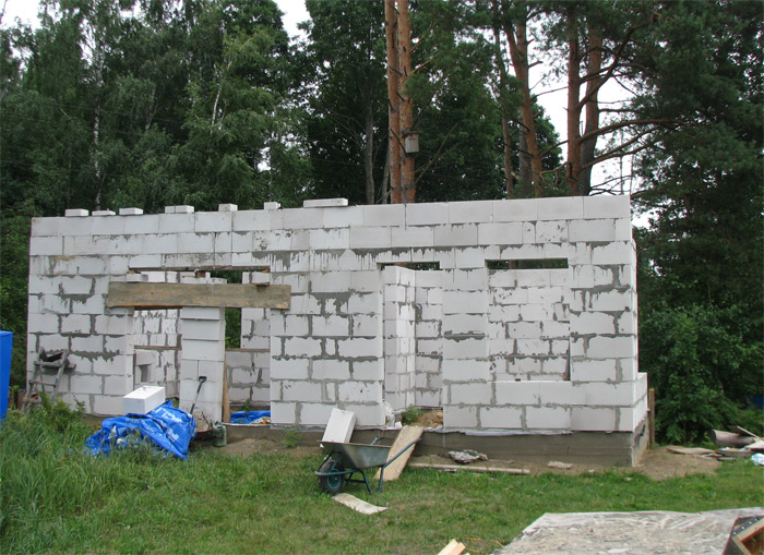 Saimniecības ēkas ekonomiska būvniecība, mūrēšana ailu pārsedžu izveide