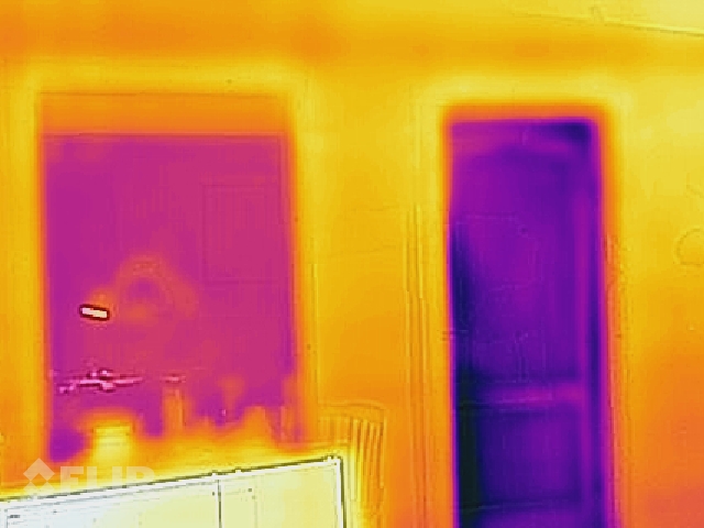 Termogrāfijas attēli - darbnīcas skats no iekšpuses - labajā pusē redzamas durvis, kas salīdzinoši ir krietni aukstumu caurlaidīgākas par kreisajā pusē redzamo loga ailu kurā iebūvēta 3 kārtu stikla pakete bezrāmja tehnoloģijā.