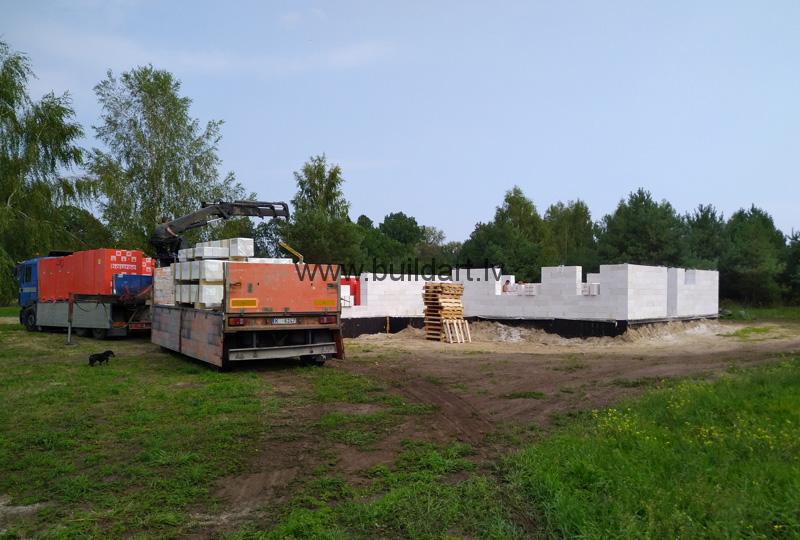 Gāzbetona sienu pašrocīga būvēšanaDzīvojamās mājas būvēšana pašu spēkiem - logu ailas mūra sienās