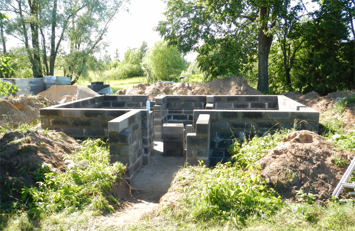 Pagraba projekts - būvniecības process, sienas tiek mūrētas no keramzītbetona blokiem