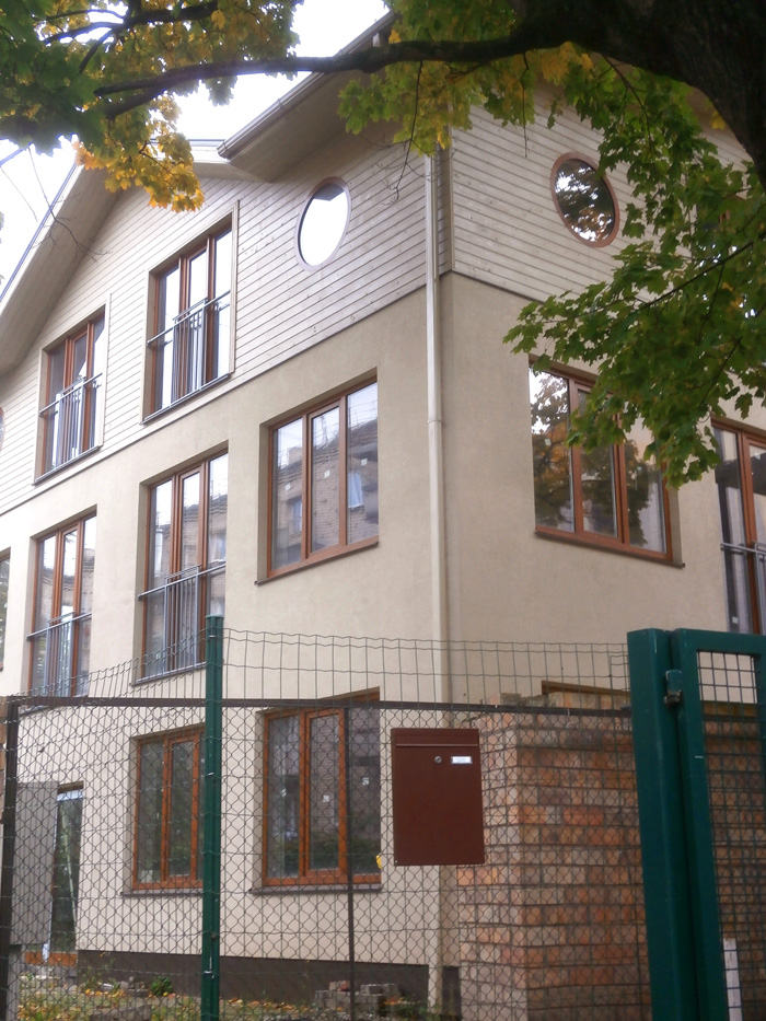 Mājas projekts - dzīvojamā māja ar trim dzīvokļiem, uzbūvētās ēkas bildesMājas projekts - dzīvojamā māja ar trim dzīvokļiem, uzbūvētās ēkas bildes