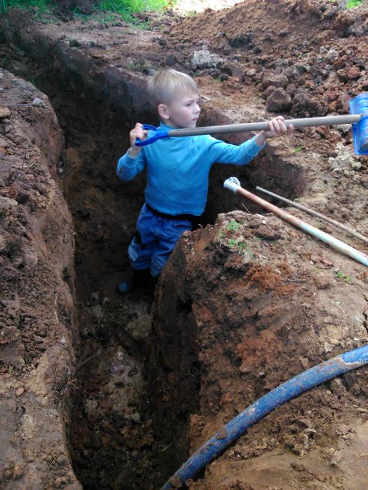 Ģimene pašrocīgi būvē sev māju, būvniecības procesa bildes