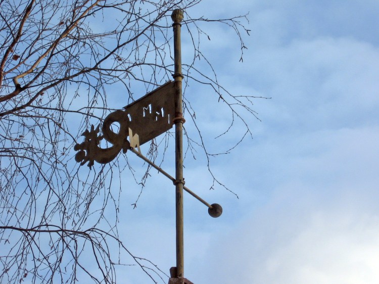 Vēja rādītājs uz lapenes jumta