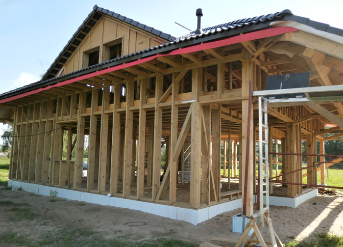 Koka statņu, koka karkasa mājas projekts, būvniecības procesa bildes