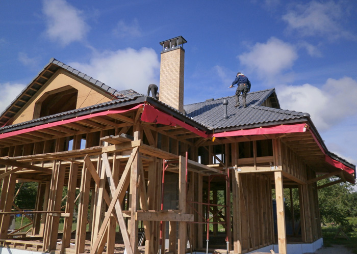 Koka statņu, koka karkasa mājas projekts, būvniecības procesa bildes