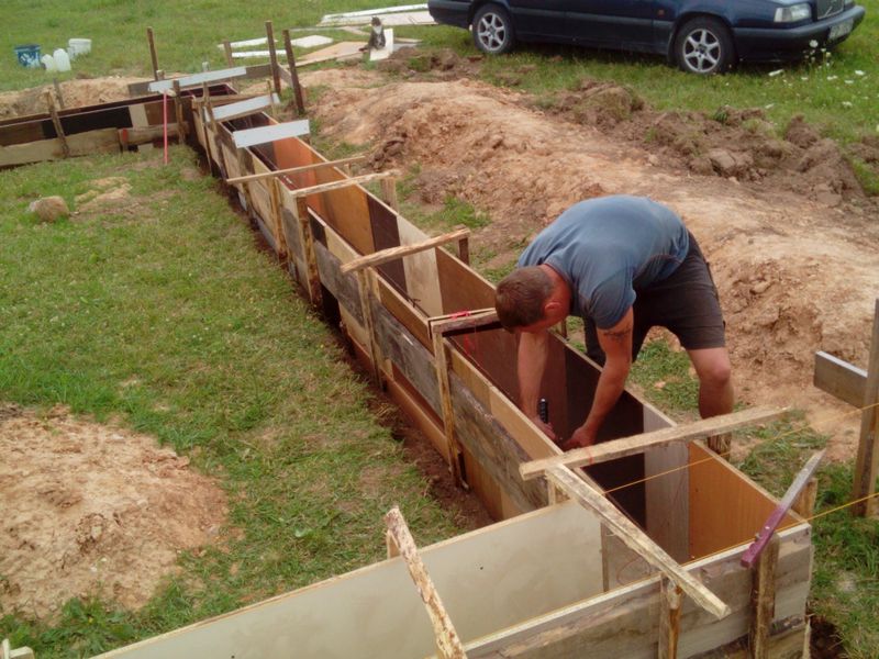 Pamatu būvēšana izmantojot zemes veidni - veidņi virszemes daļai