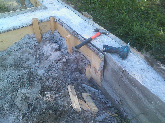 Ekonomiskas saimniecības ēkas būvniecība - pamatu veidņu noņemšana