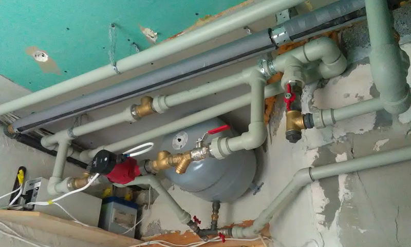 Pašrocīgi būvēta māja pēc projekta "Ansis" - būvniecības process, apkures ievilkšana paša spēkiem.